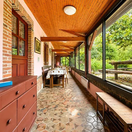 Maison Familiale Au Avec Grand Terrain Arbore